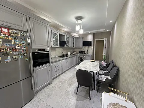 Satılır 4 otaqlı mənzil 138 m²