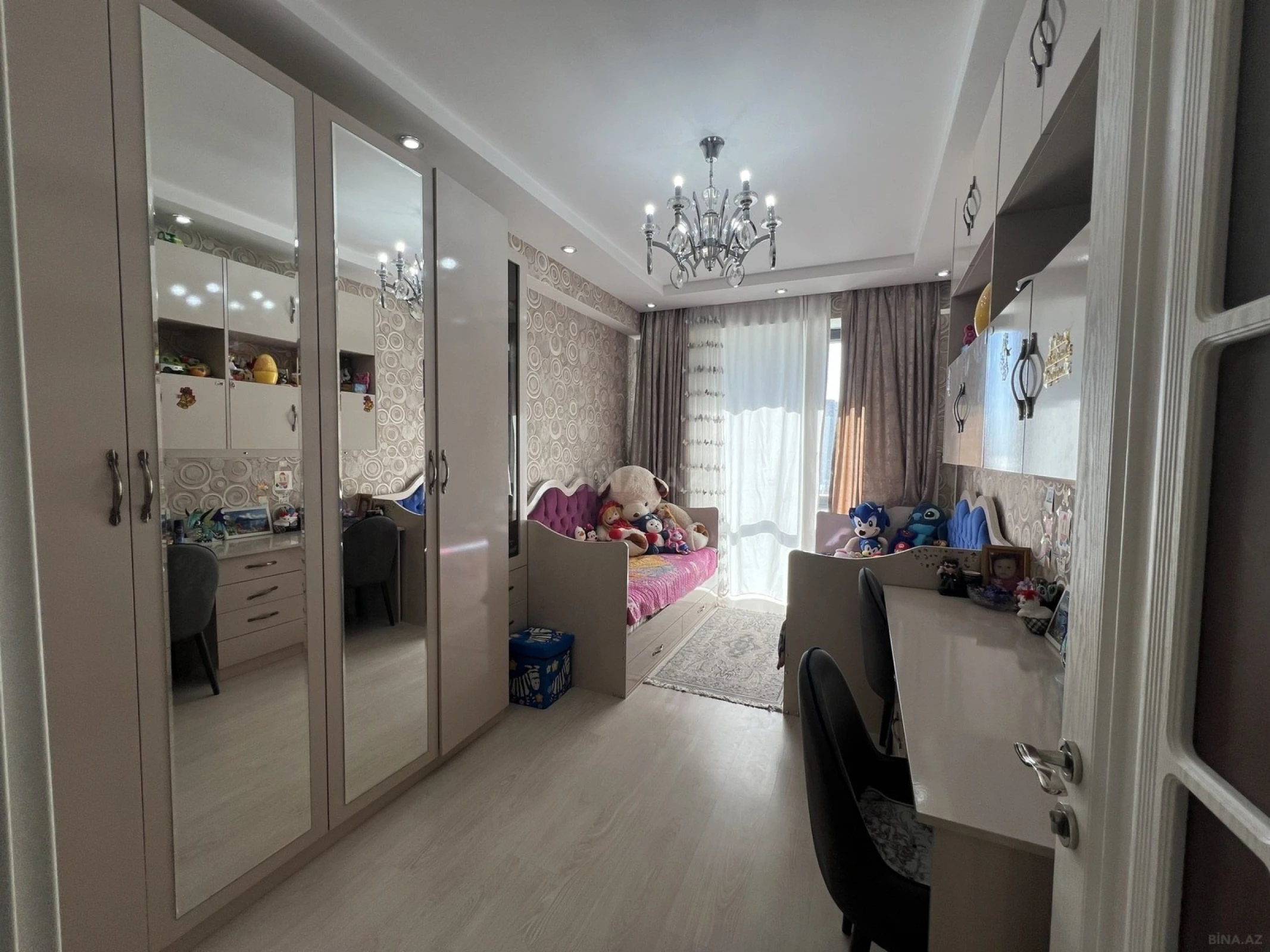 Satılır 4 otaqlı mənzil 138 m²