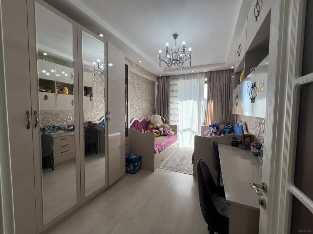 Satılır 4 otaqlı mənzil 138 m²