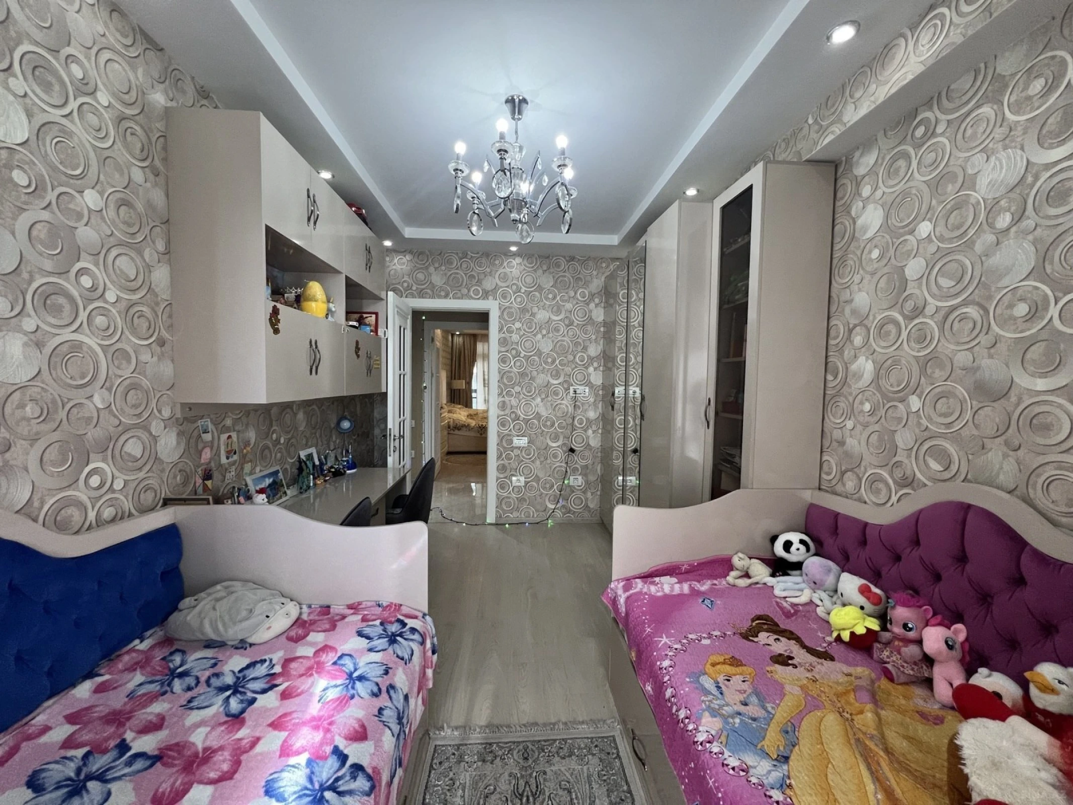 Satılır 4 otaqlı mənzil 138 m²