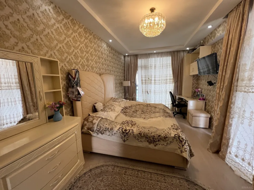 Satılır 4 otaqlı mənzil 138 m²