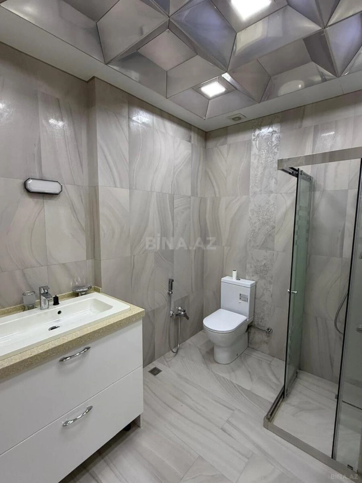 Kirayə verilir 2 otaqlı mənzil 100 m²
