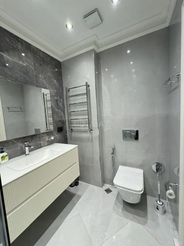 Satılır 3 otaqlı mənzil 134 m²