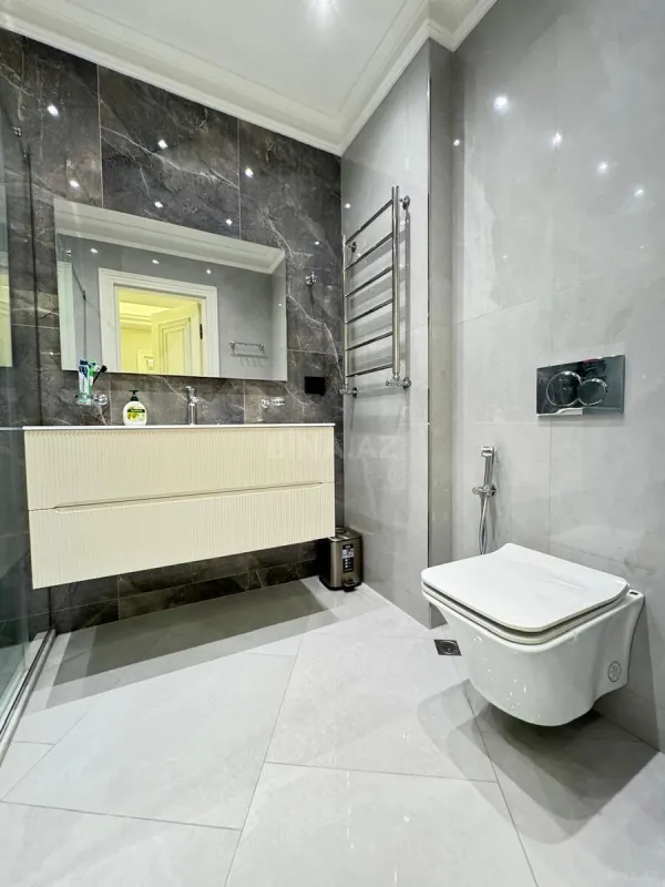 Satılır 3 otaqlı mənzil 134 m²