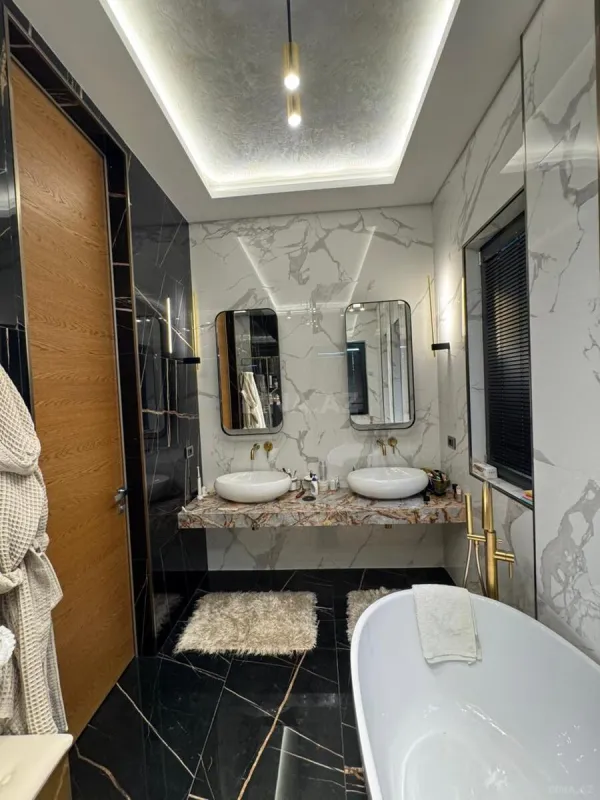 Satılır 5 otaqlı həyət evi 400 m²