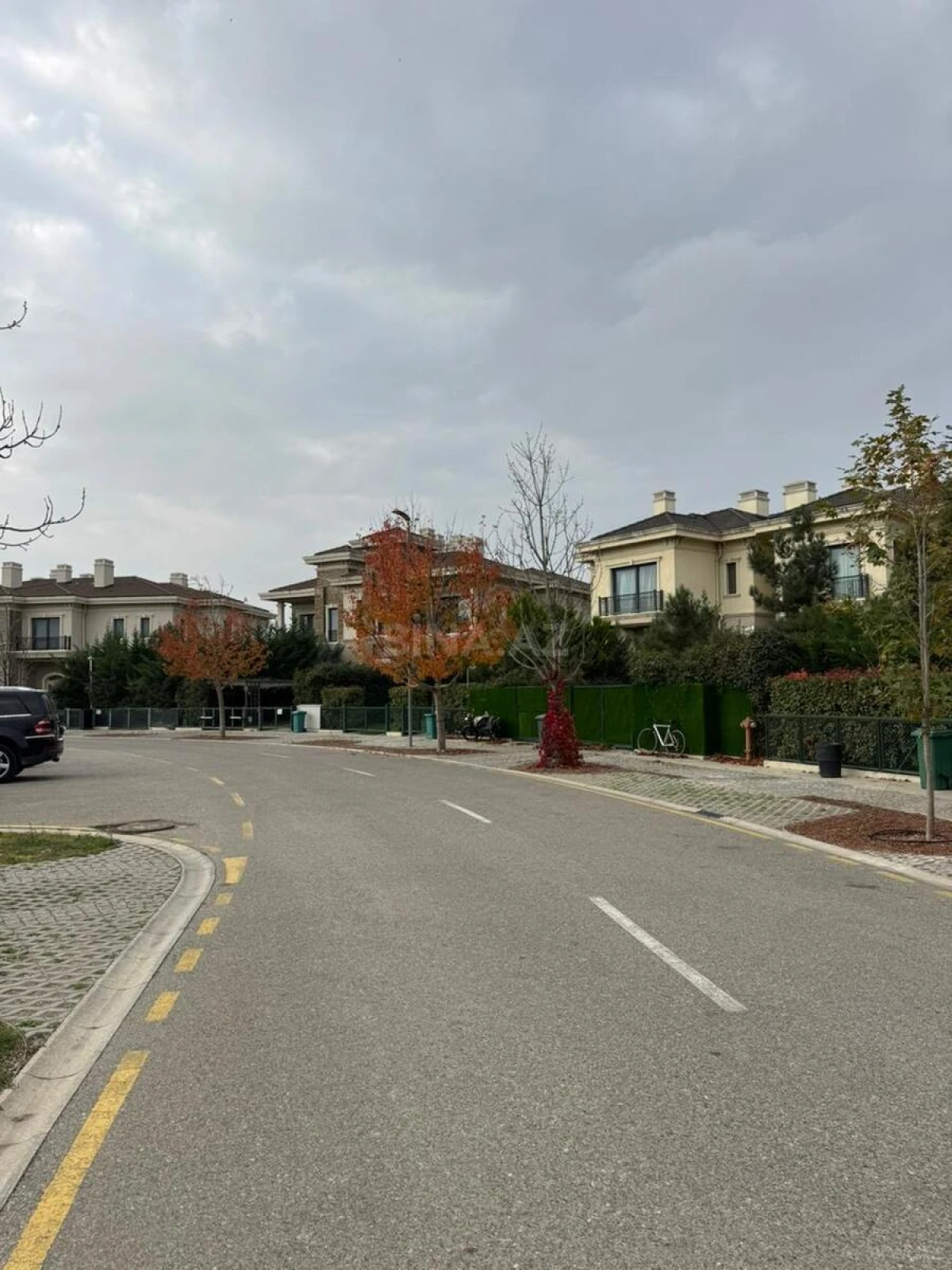 Satılır 5 otaqlı həyət evi 400 m²