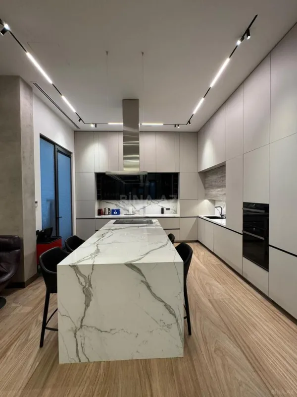 Satılır 5 otaqlı həyət evi 400 m²