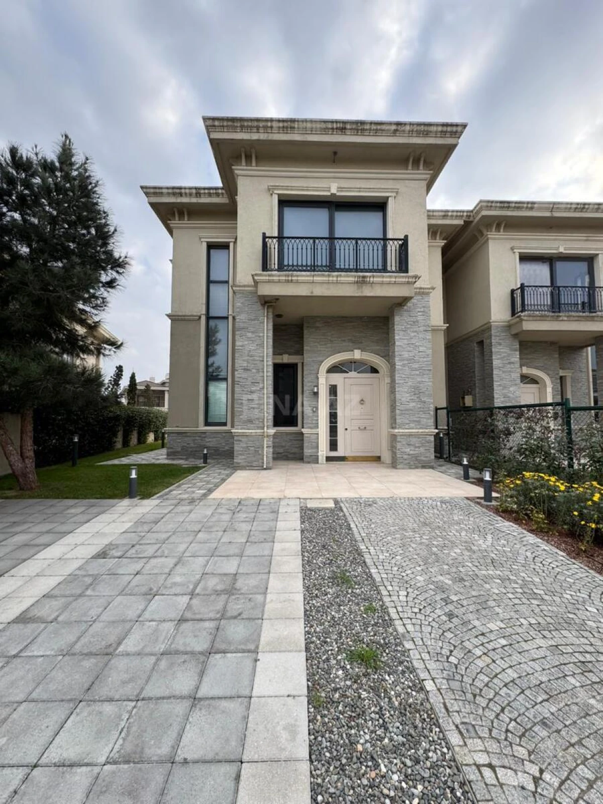 Satılır 5 otaqlı həyət evi 400 m²