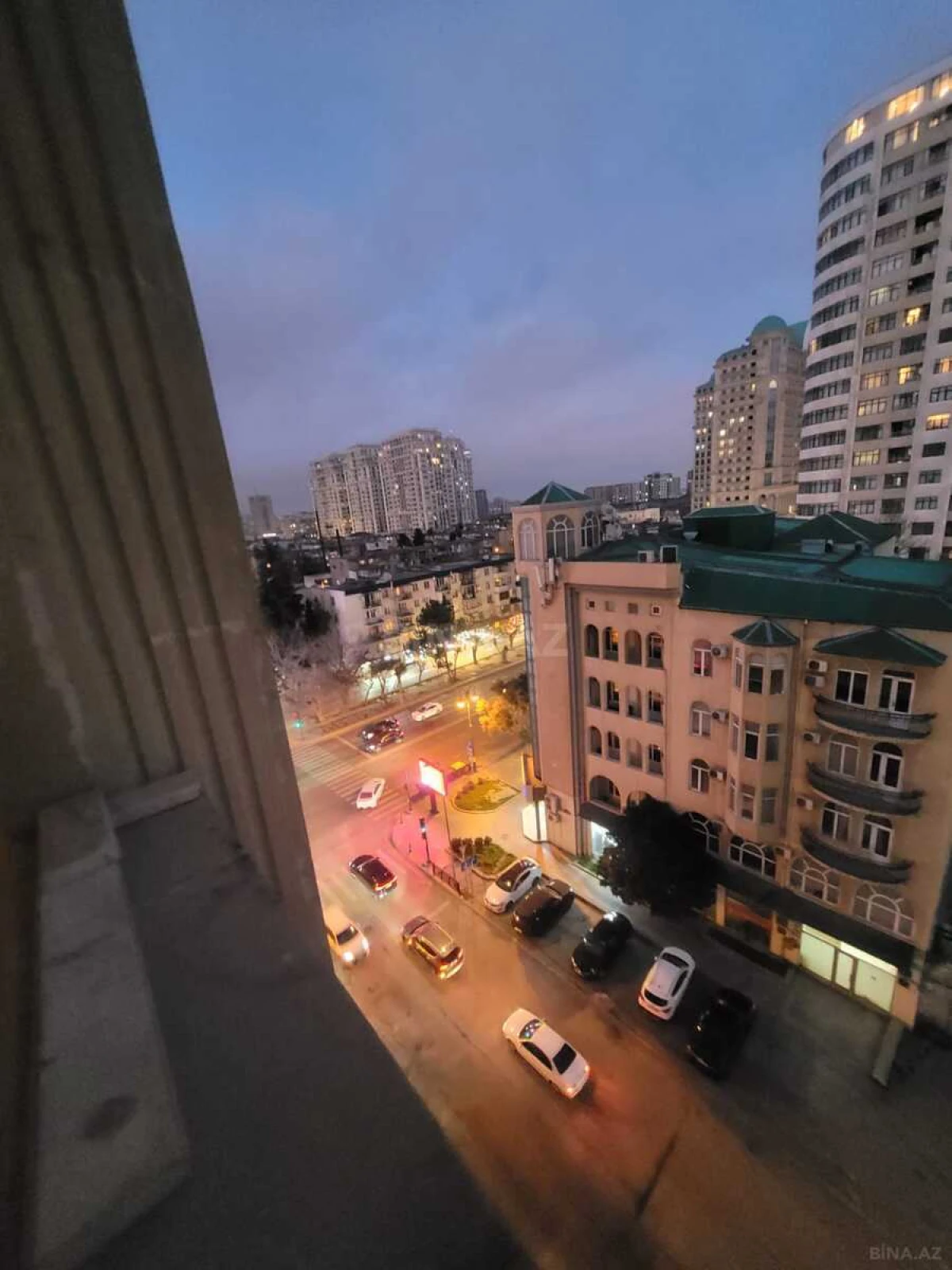 Satılır 4 otaqlı mənzil 175 m²