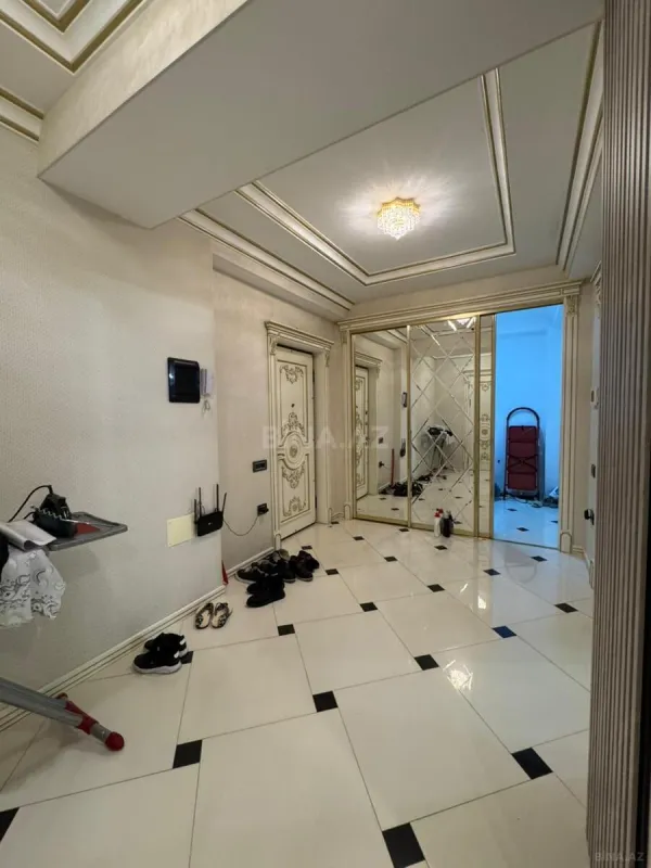 Satılır 4 otaqlı mənzil 175 m²