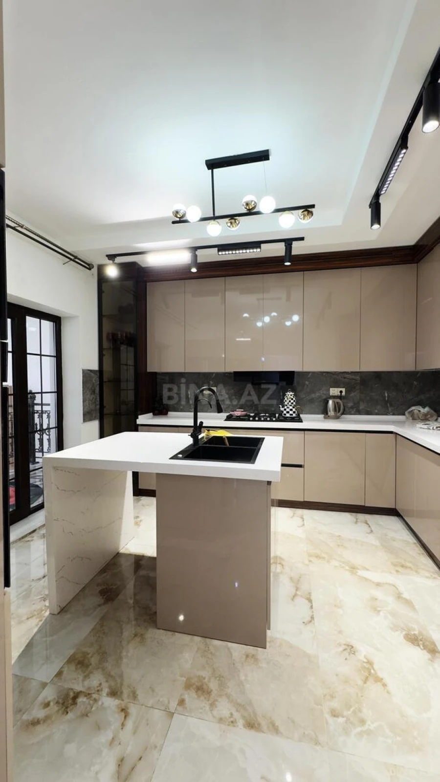 Satılır 5 otaqlı həyət evi 260 m²