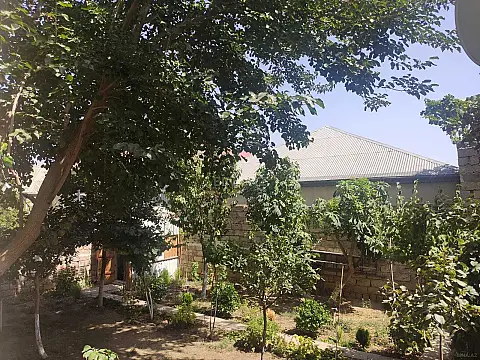 Satılır 6 otaqlı həyət evi 200 m²