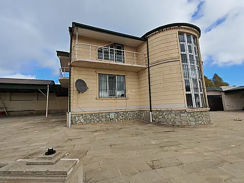 Satılır 7 otaqlı həyət evi 250 m²