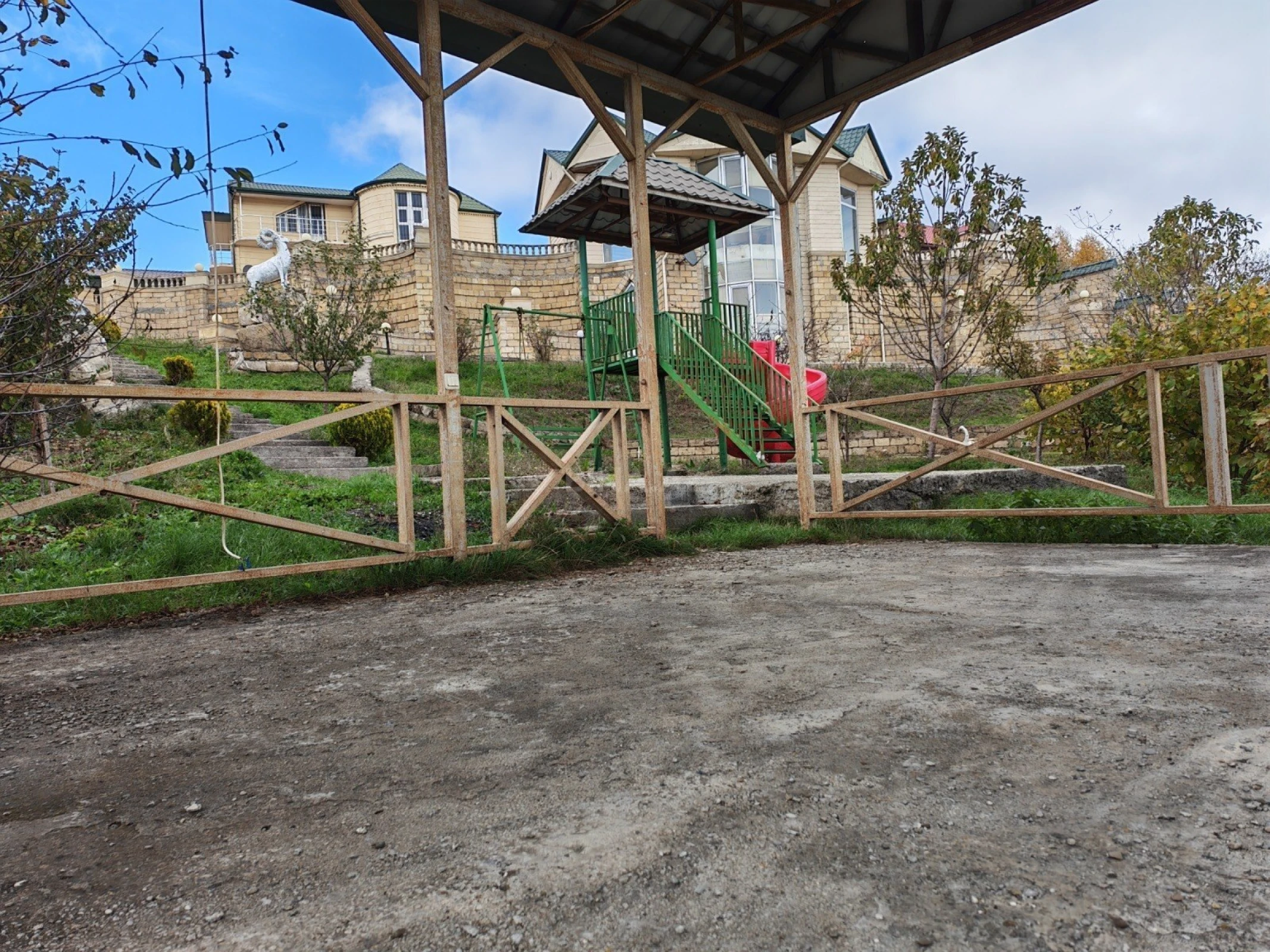 Satılır 7 otaqlı həyət evi 250 m²