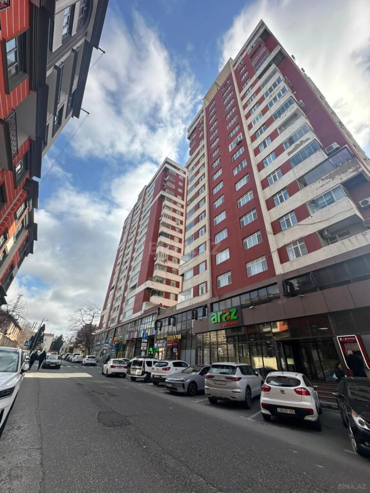 Satılır 3 otaqlı mənzil 144 m²