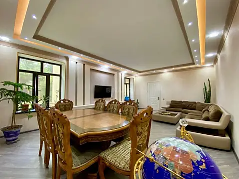 Satılır 10 otaqlı həyət evi 750 m²