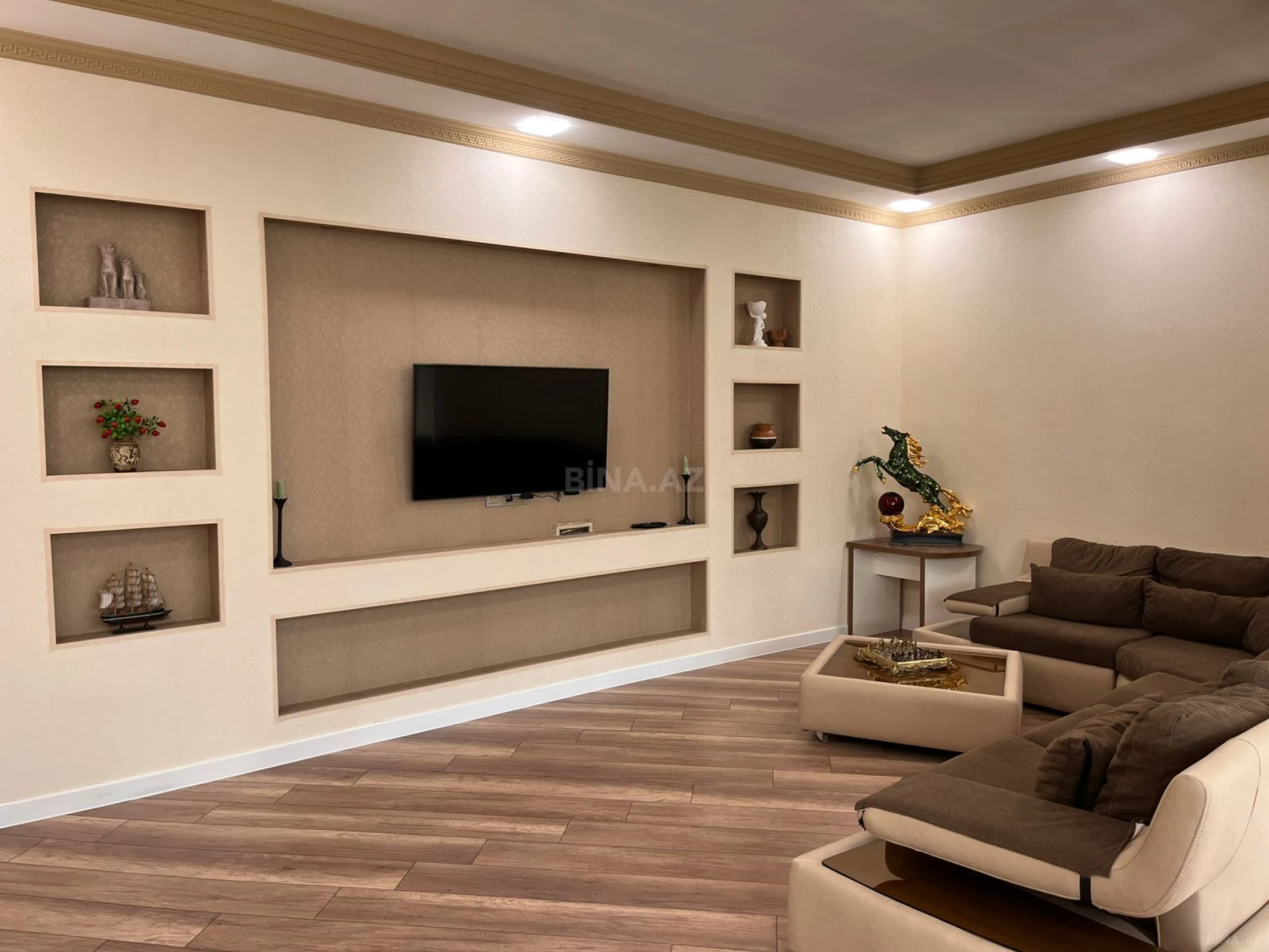 Satılır 10 otaqlı həyət evi 750 m²