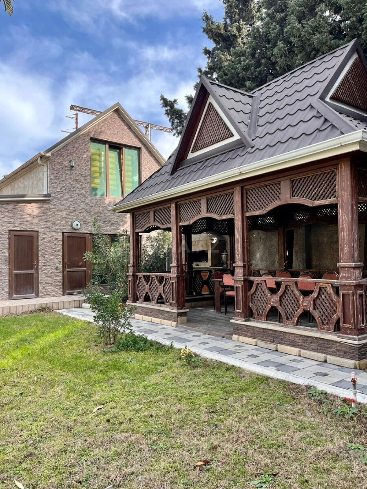 Satılır 10 otaqlı həyət evi 750 m²