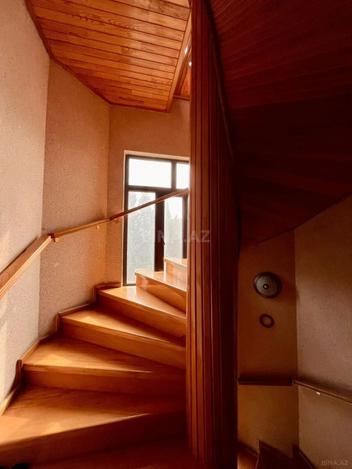 Satılır 10 otaqlı həyət evi 750 m²