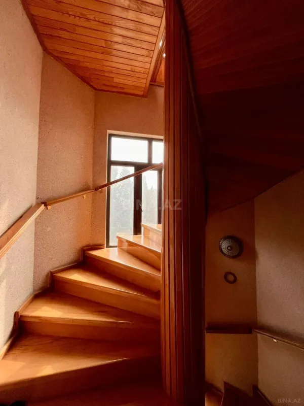 Satılır 10 otaqlı həyət evi 750 m²