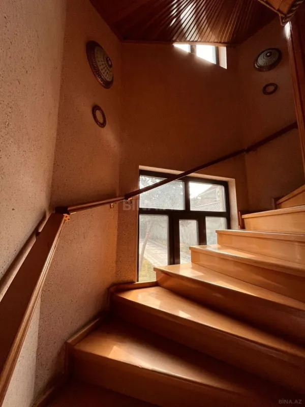 Satılır 10 otaqlı həyət evi 750 m²