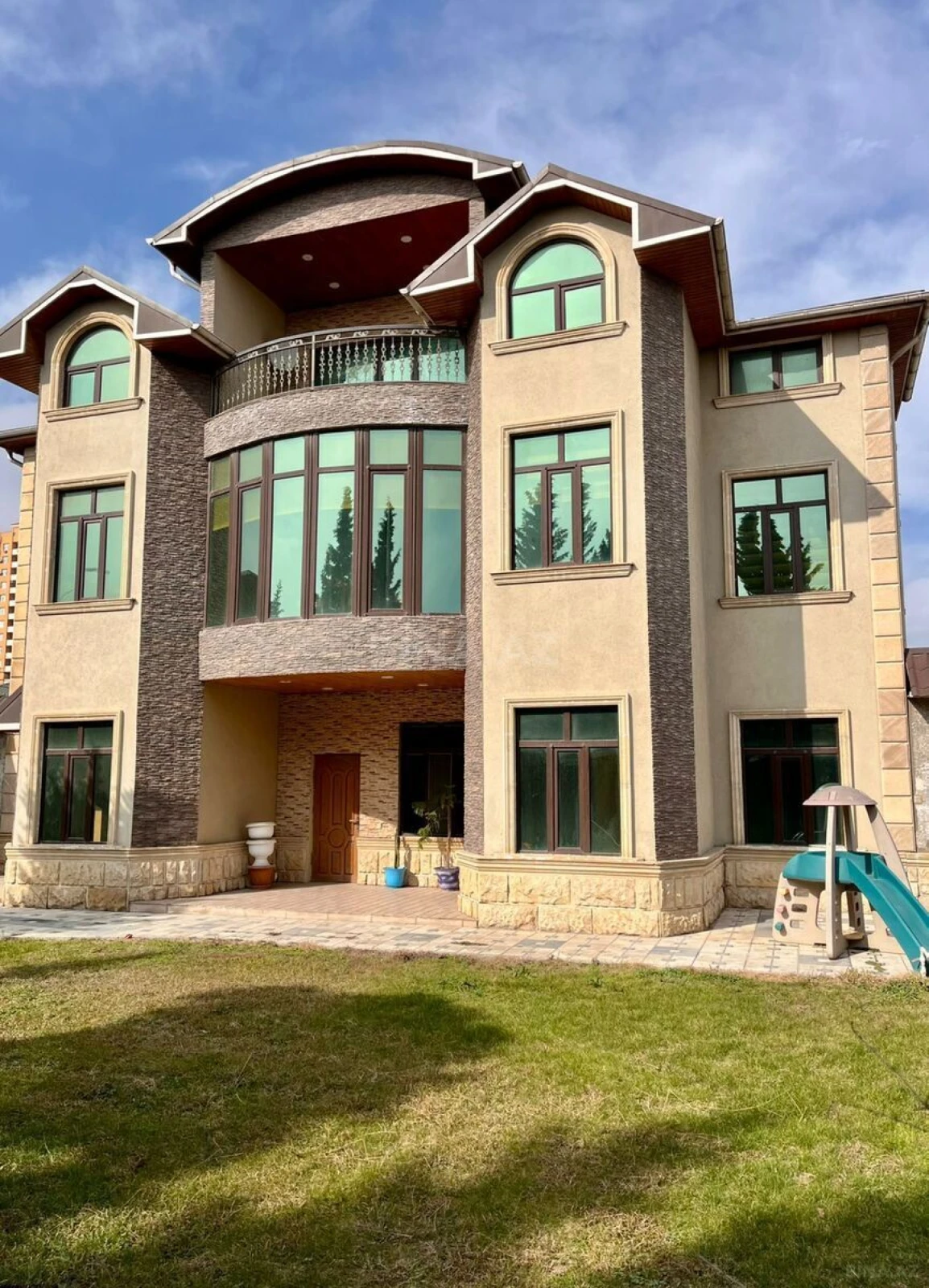 Satılır 10 otaqlı həyət evi 750 m²
