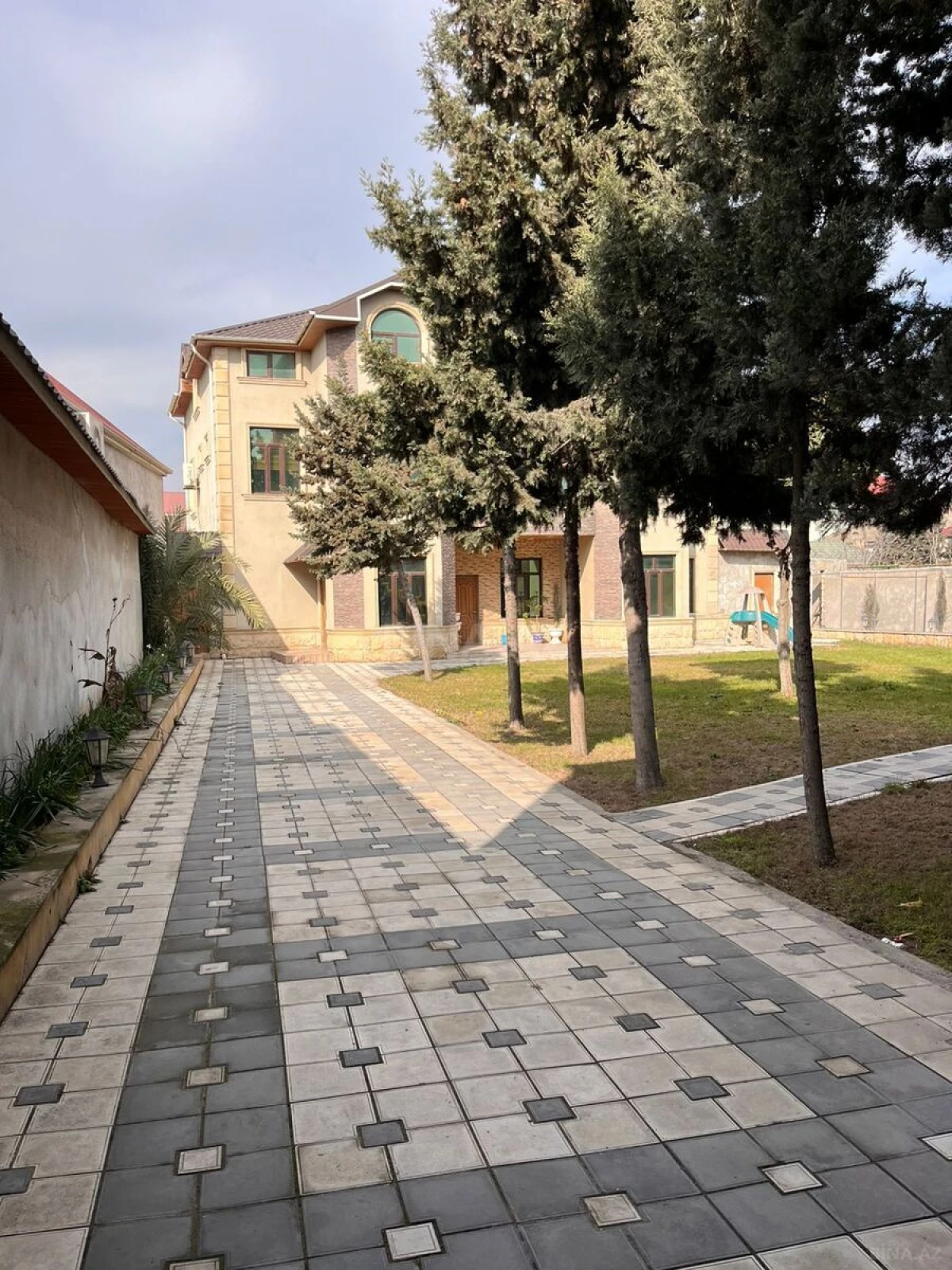 Satılır 10 otaqlı həyət evi 750 m²