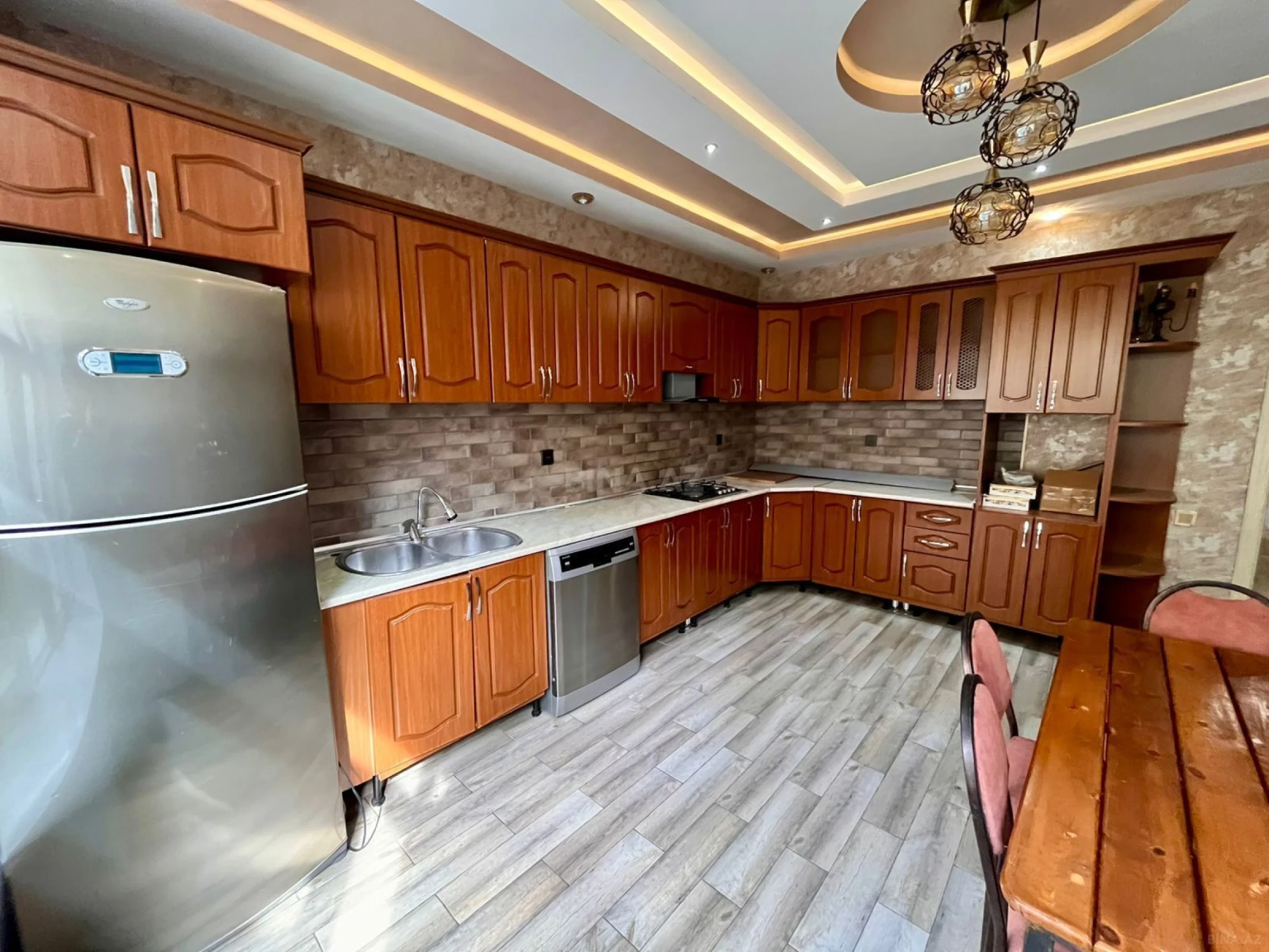 Satılır 10 otaqlı həyət evi 750 m²