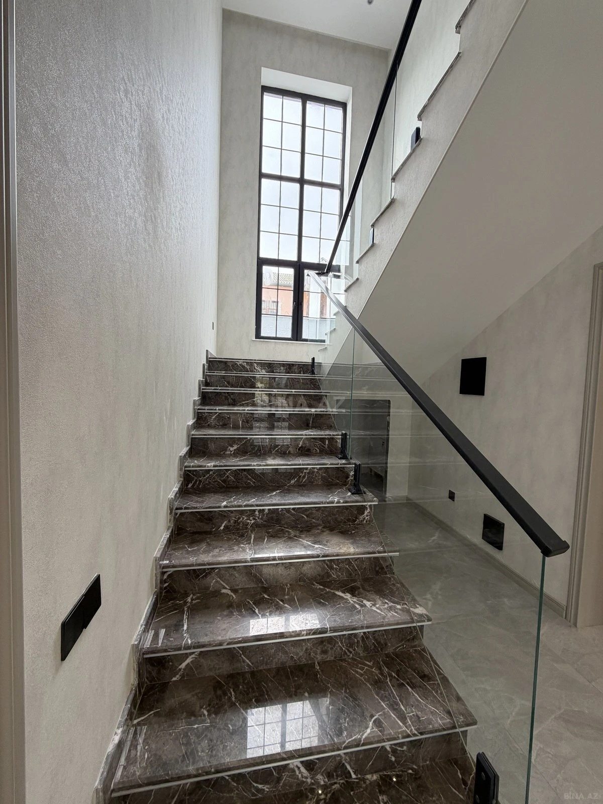 Satılır 6 otaqlı həyət evi 340 m²