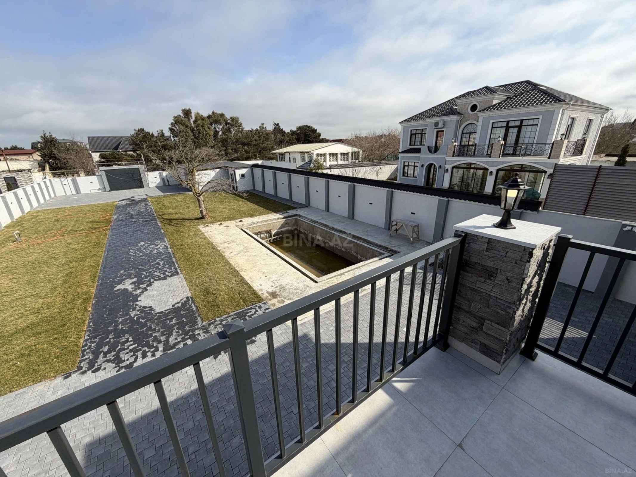 Satılır 6 otaqlı həyət evi 340 m²