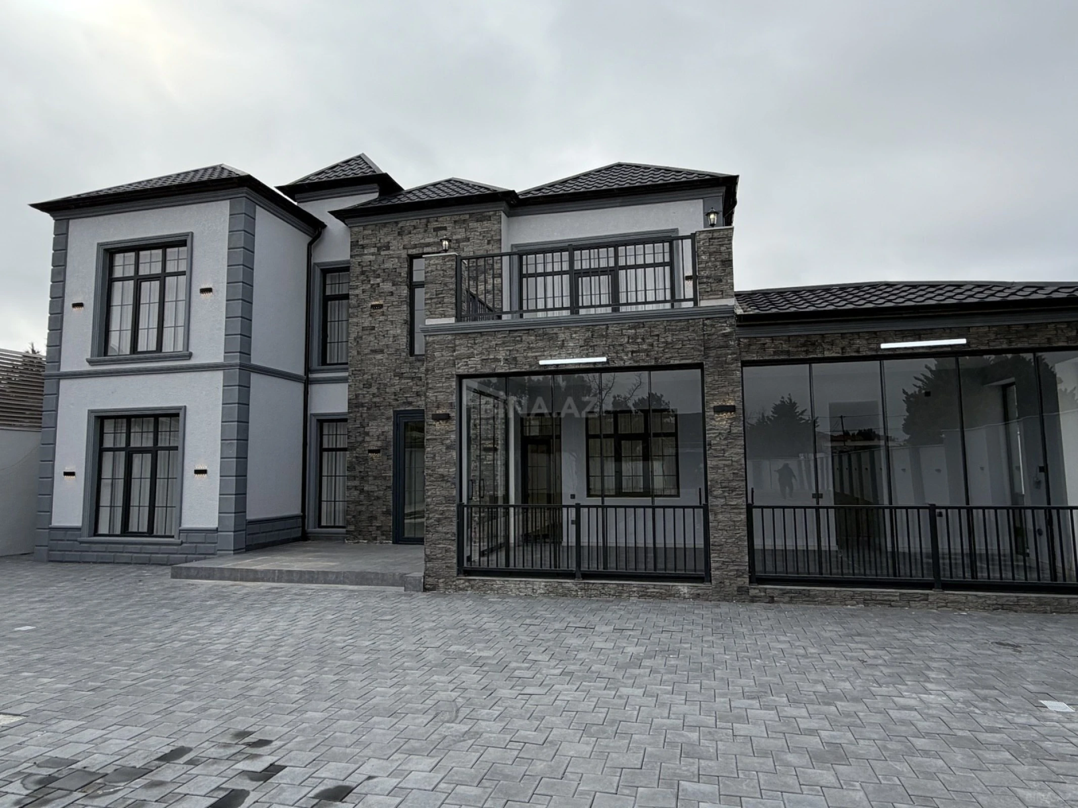 Satılır 6 otaqlı həyət evi 340 m²