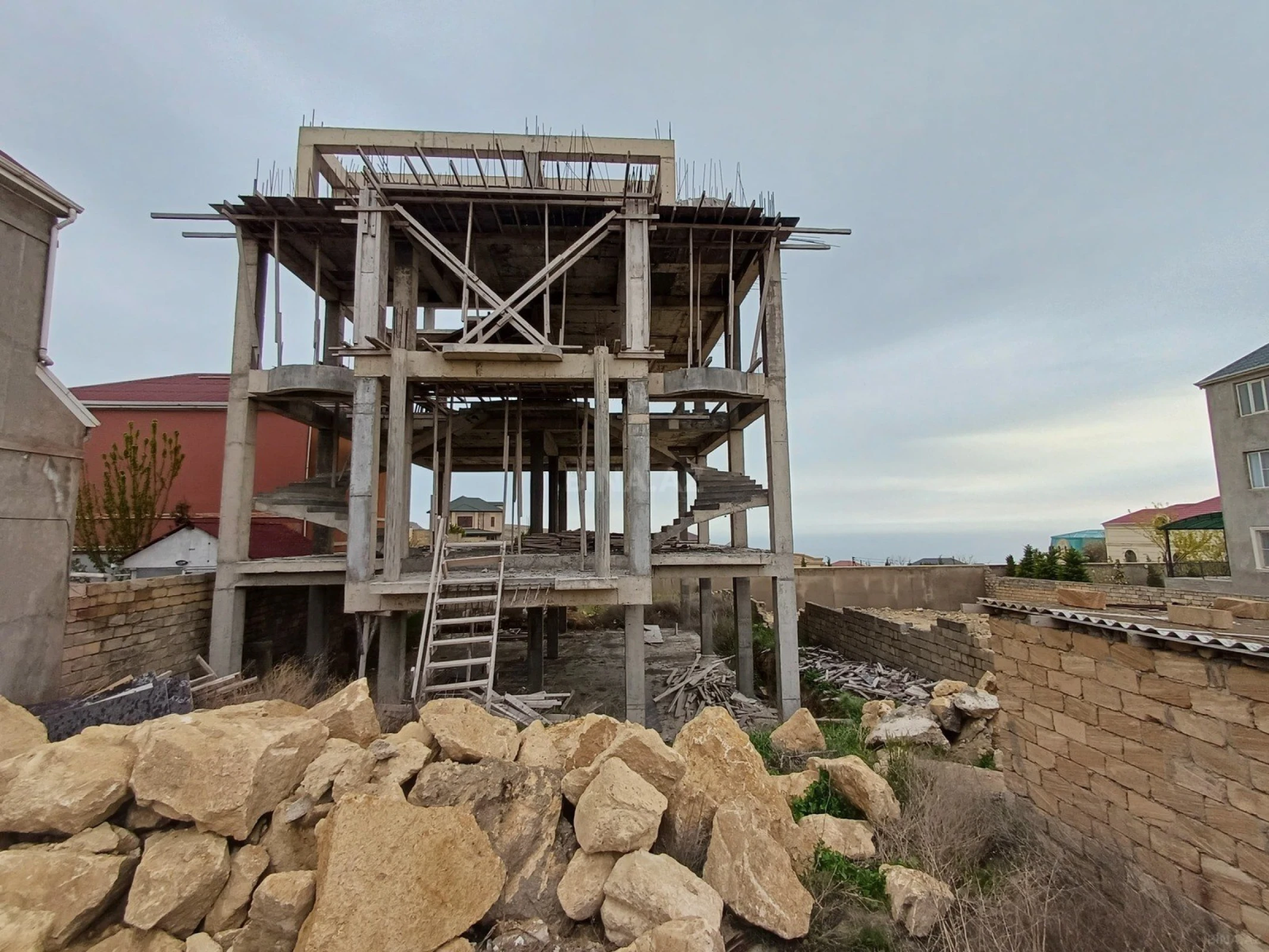 Satılır 8 otaqlı həyət evi 600 m²