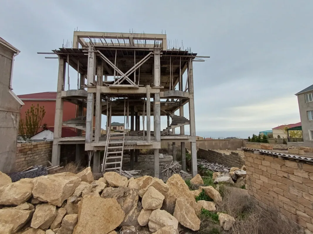 Satılır 8 otaqlı həyət evi 600 m²