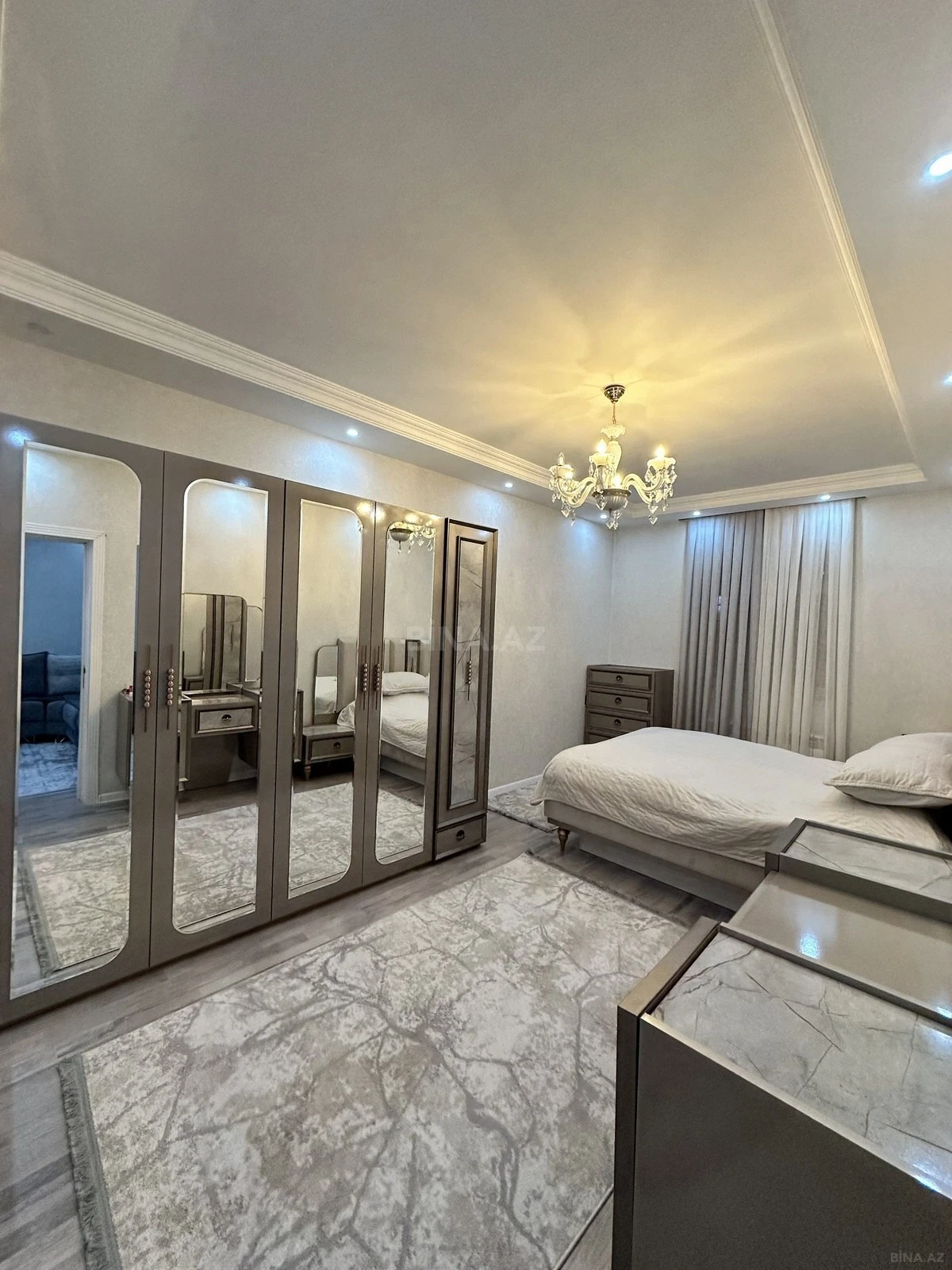 Satılır 3 otaqlı mənzil 145 m²