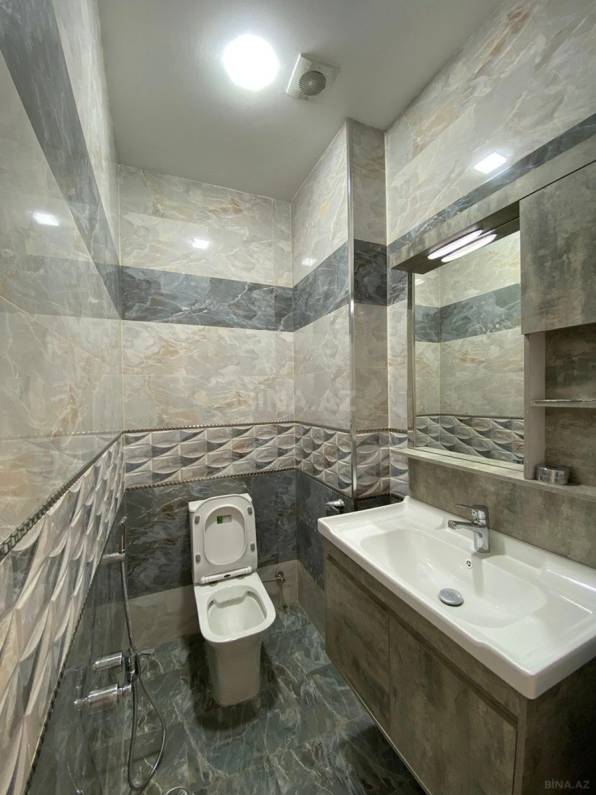 Satılır 3 otaqlı mənzil 131 m²