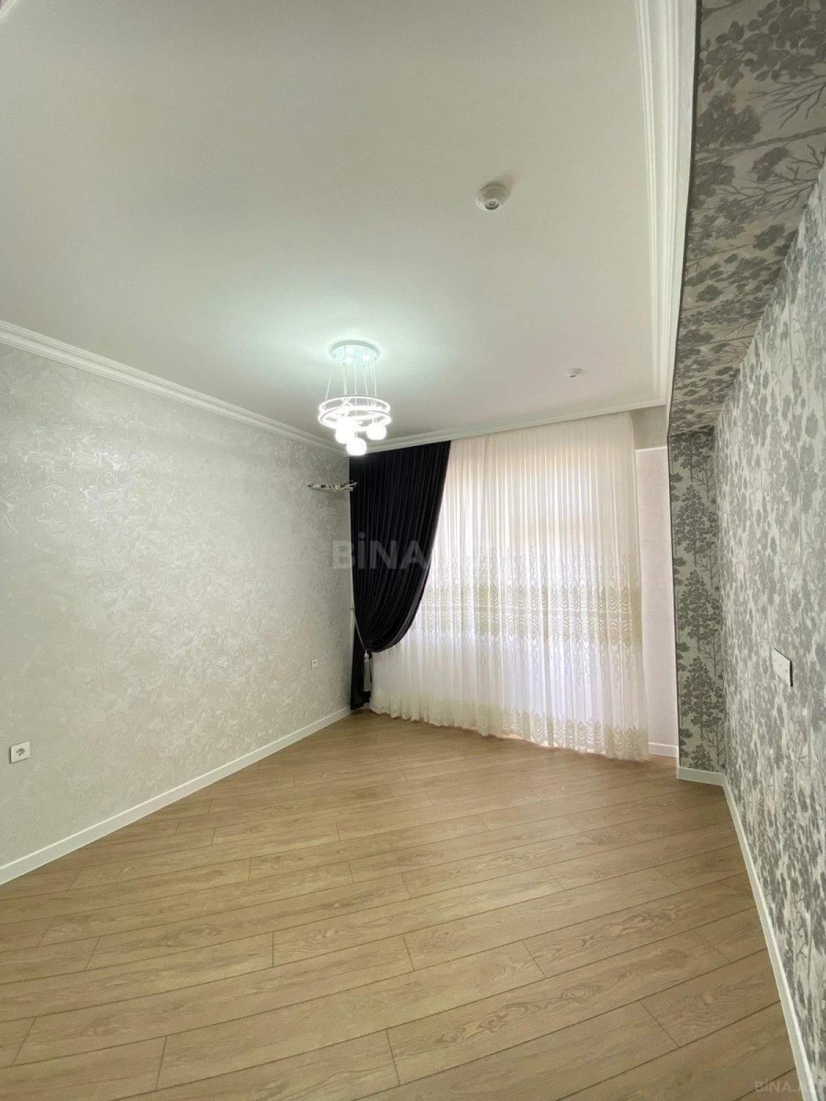 Satılır 3 otaqlı mənzil 131 m²