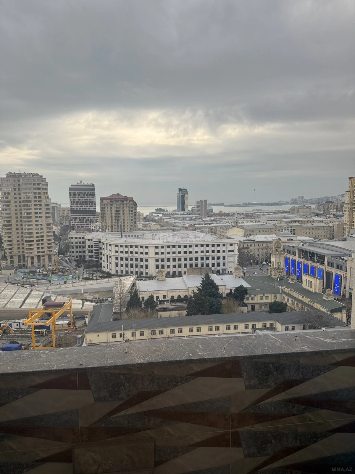 Satılır 3 otaqlı mənzil 131 m²