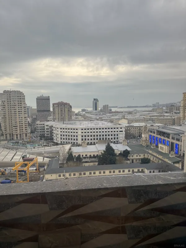 Satılır 3 otaqlı mənzil 131 m²