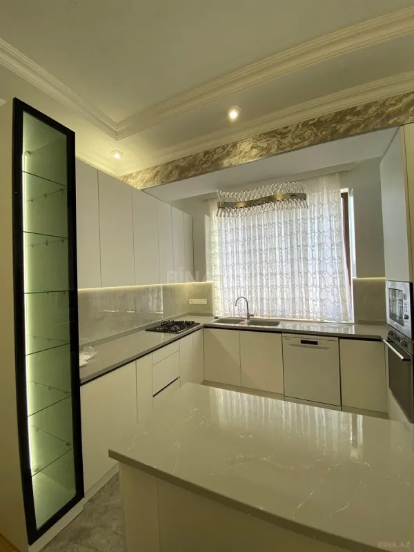 Satılır 3 otaqlı mənzil 131 m²