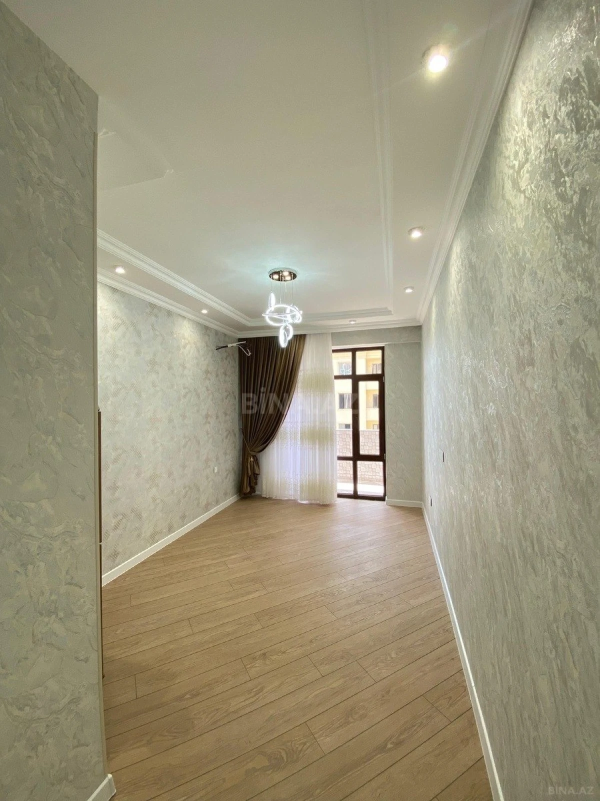 Satılır 3 otaqlı mənzil 131 m²