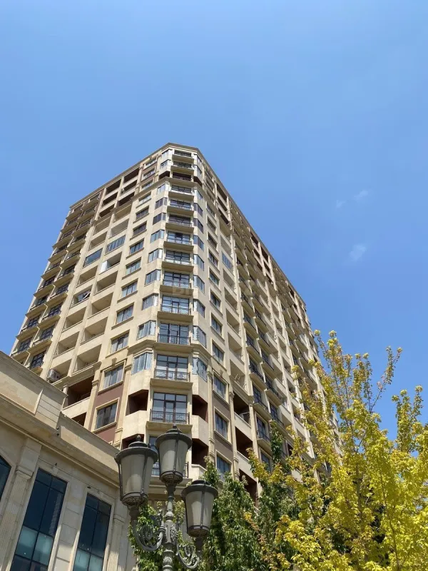 Satılır 3 otaqlı mənzil 131 m²