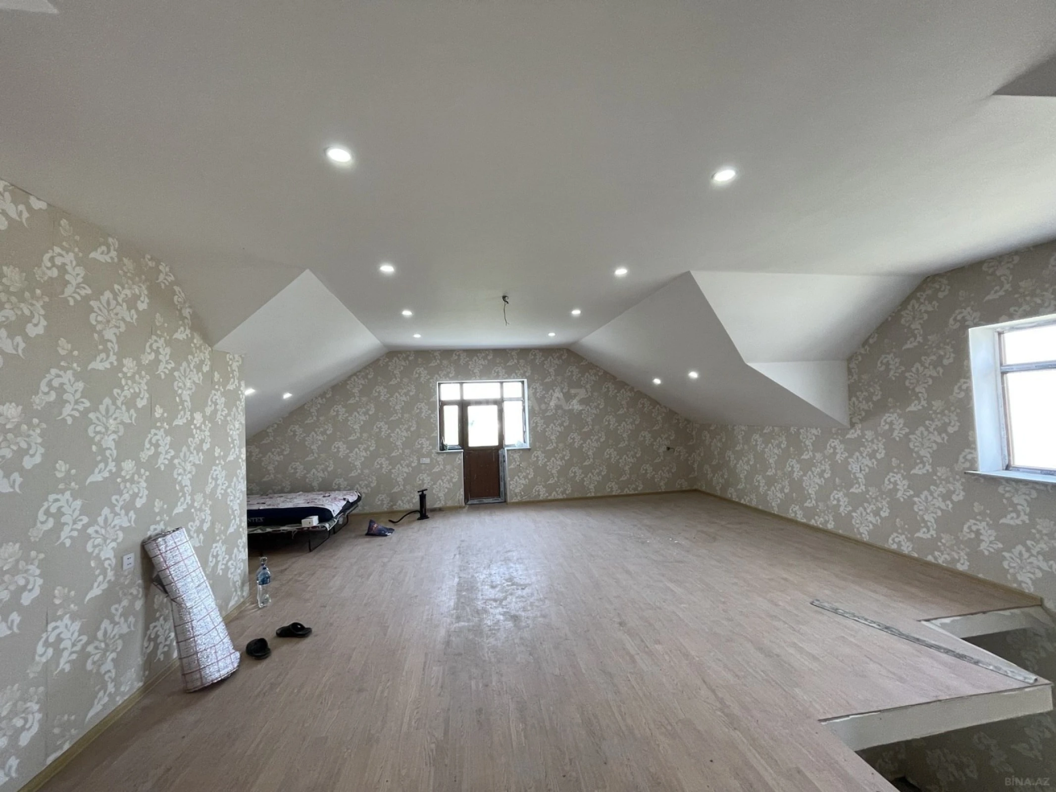 Satılır 6 otaqlı həyət evi 250 m²