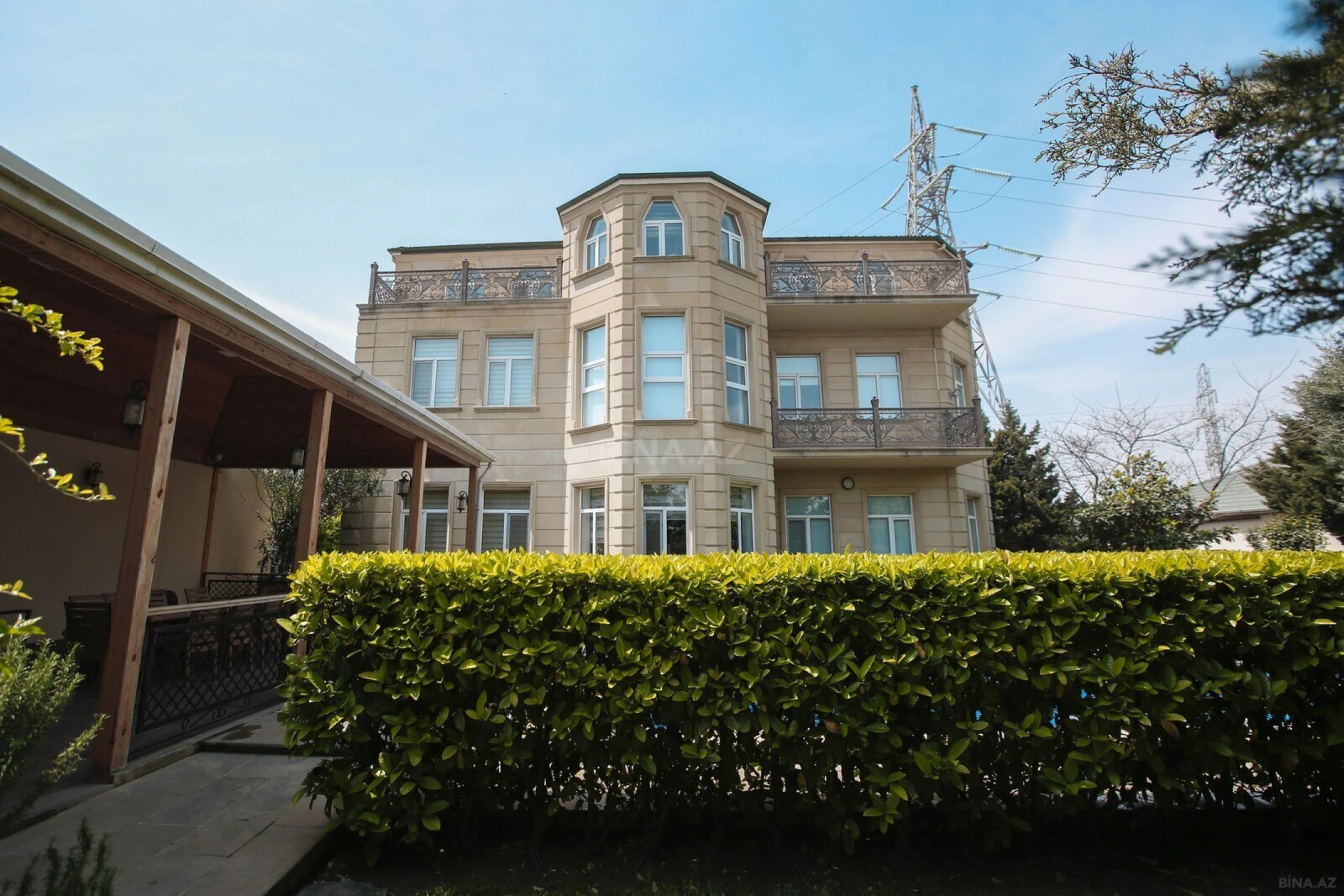 Kirayə verilir 8 otaqlı həyət evi 580 m²