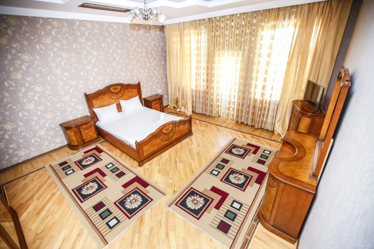 Kirayə verilir 8 otaqlı həyət evi 580 m²