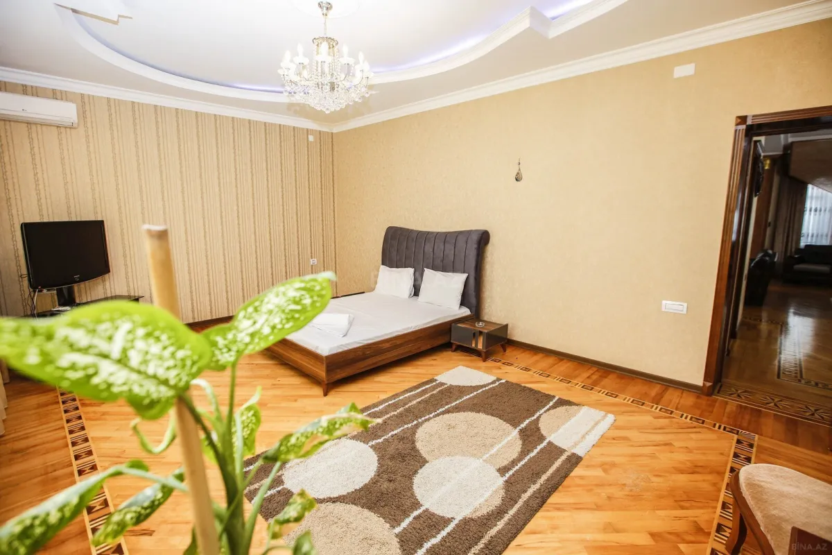 Kirayə verilir 8 otaqlı həyət evi 580 m²