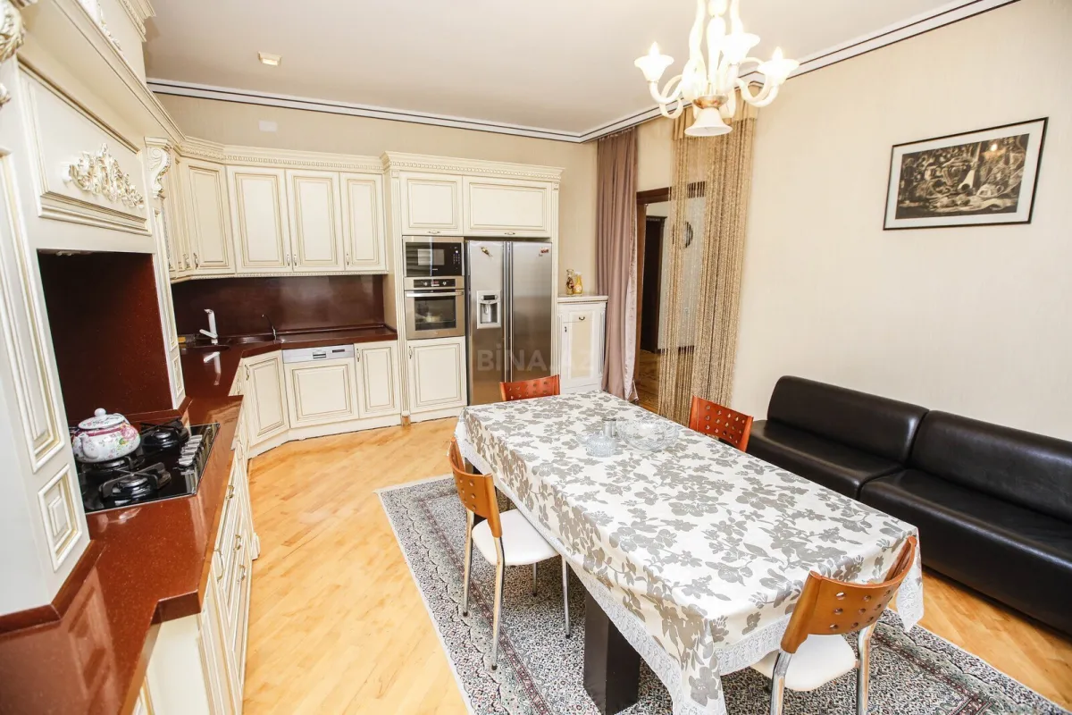Kirayə verilir 8 otaqlı həyət evi 580 m²