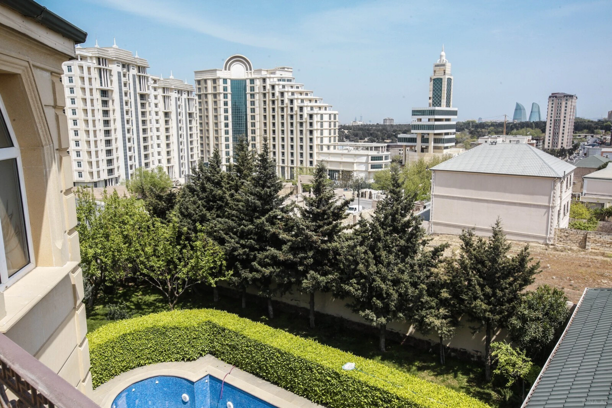 Kirayə verilir 8 otaqlı həyət evi 580 m²