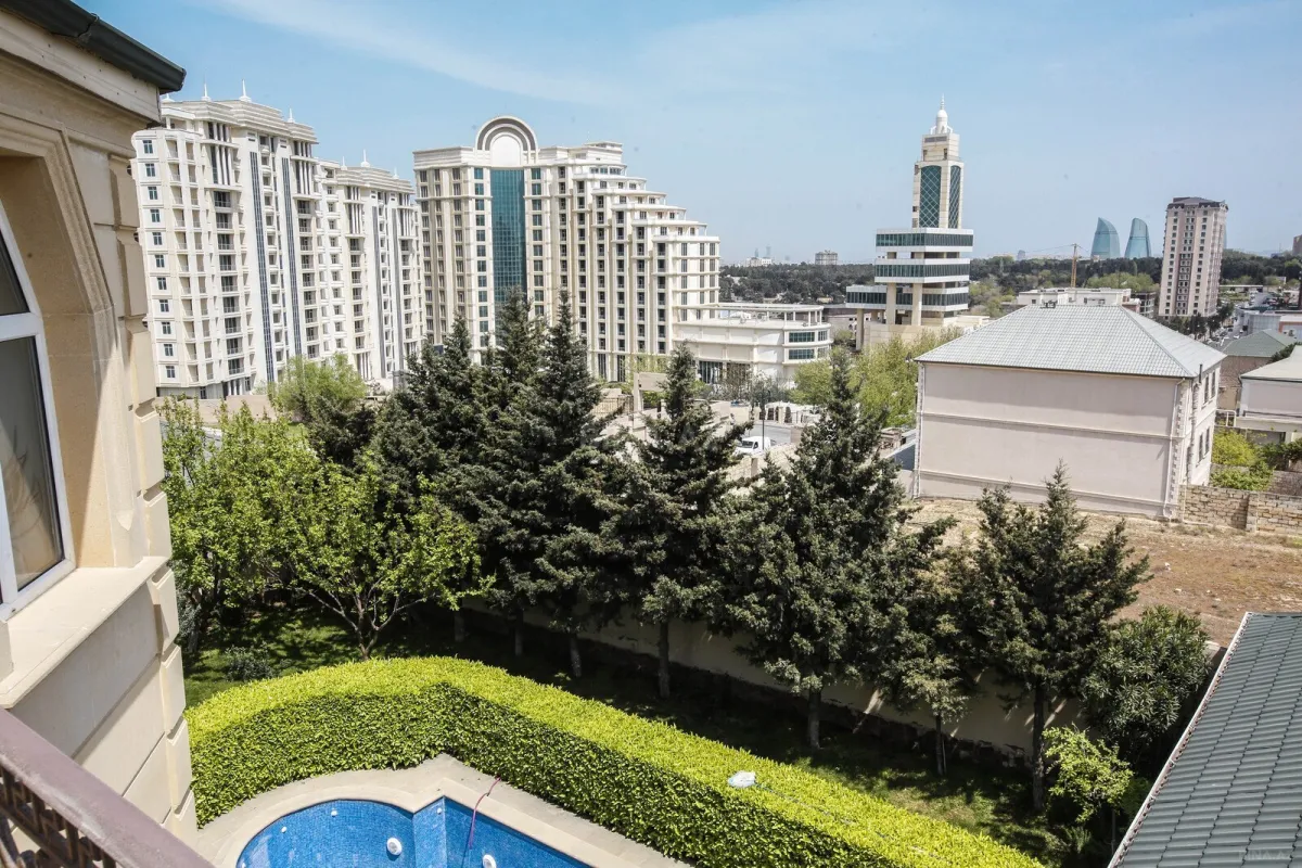 Kirayə verilir 8 otaqlı həyət evi 580 m²