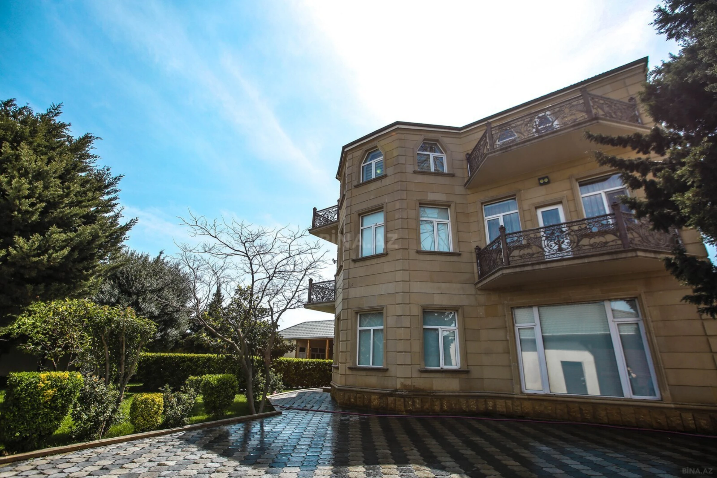 Kirayə verilir 8 otaqlı həyət evi 580 m²