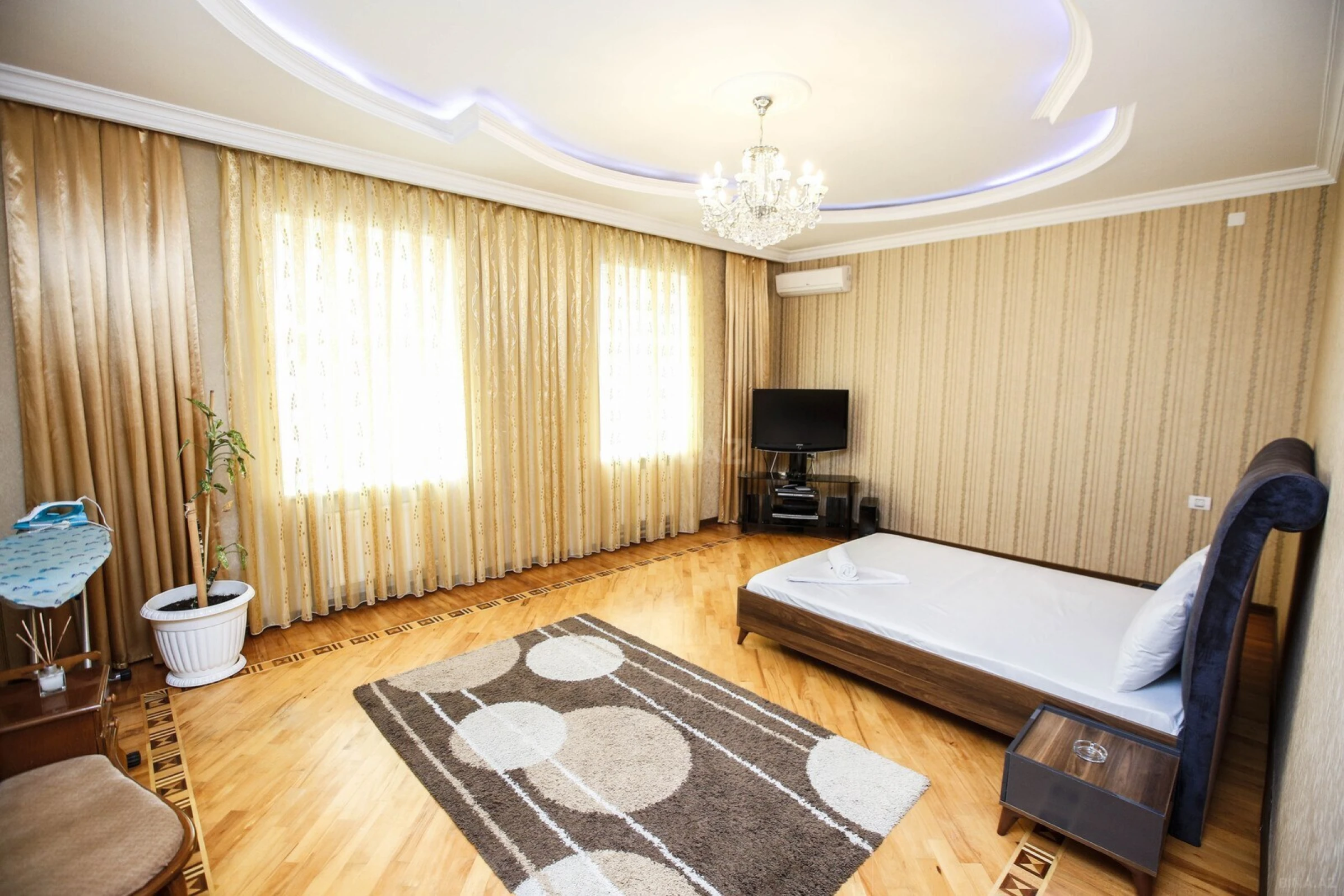 Kirayə verilir 8 otaqlı həyət evi 580 m²